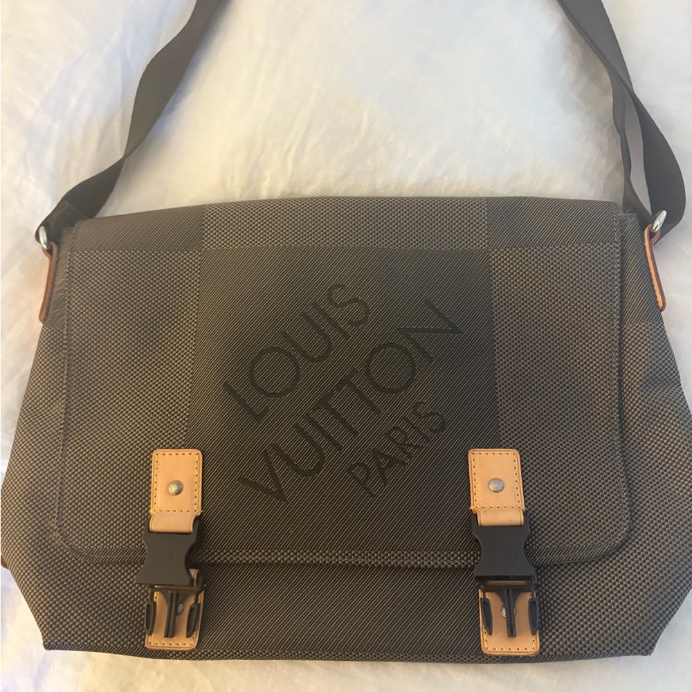 Louis Vuitton Terre damier geant messenger cloth bag